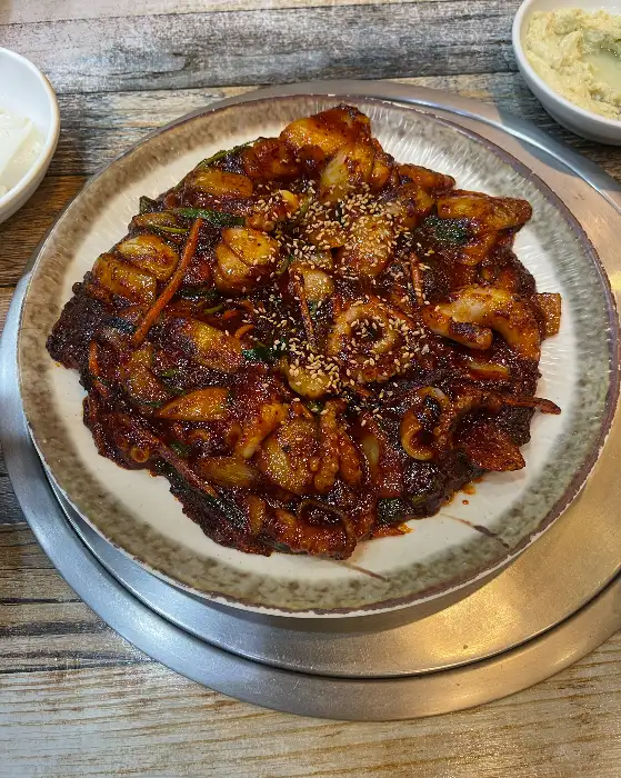 맛깔스럽게 양념된 낙지볶음