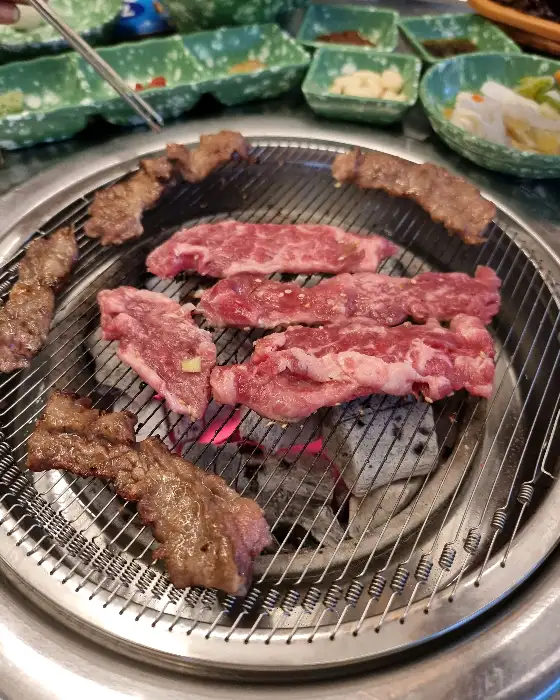 된장찌개와 초밥용 밥이 제공되는 모습