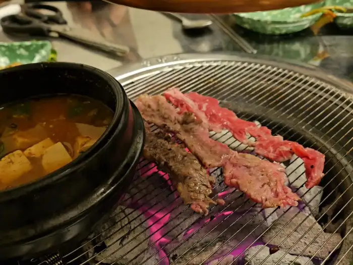 숯불 위에서 익어가는 과일 양념 갈비살