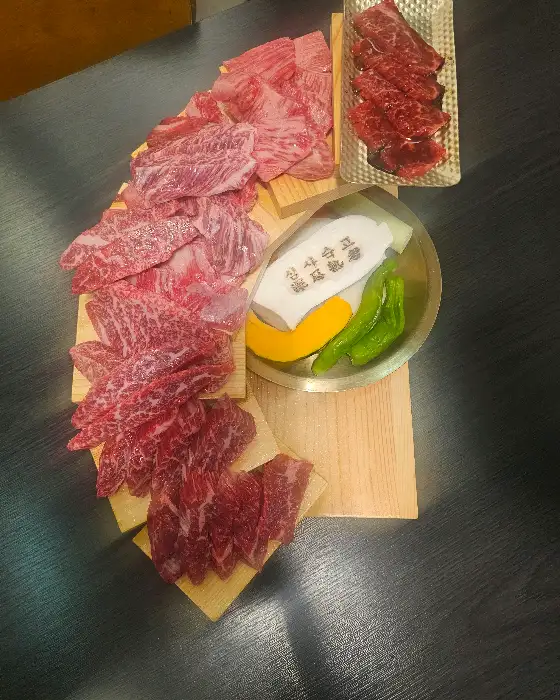 다양한 부위의 신선한 한우와 곁들임 채소가 예쁘게 플레이팅되어 있습니다.