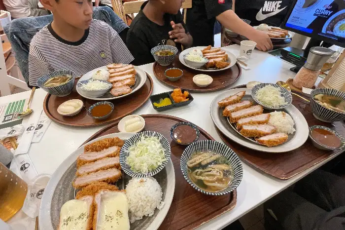 여러 가지 돈까스 메뉴가 나온 테이블