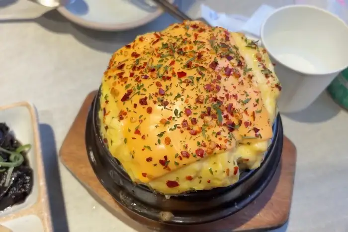 치즈가 듬뿍 올라간 계란찜