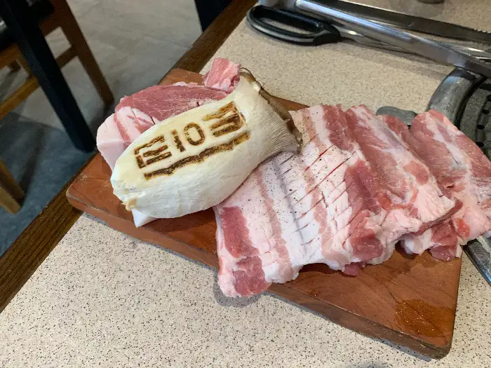 신선한 생갈비와 뼈오겹살