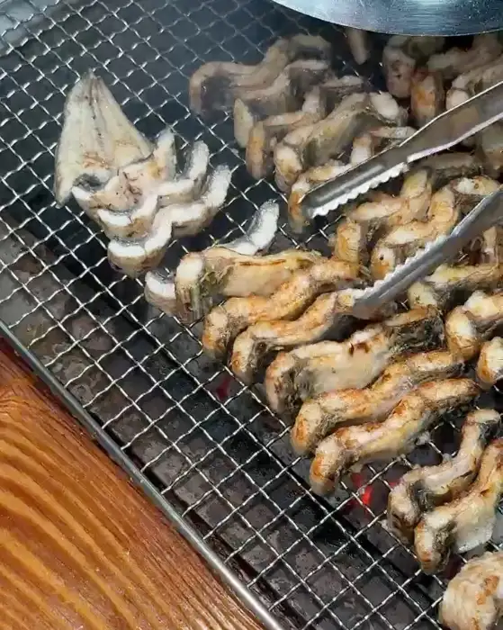 김에 싸먹는 장어 한 점