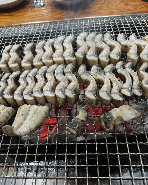 숯불 위에서 익어가고 있는 장어의 단면