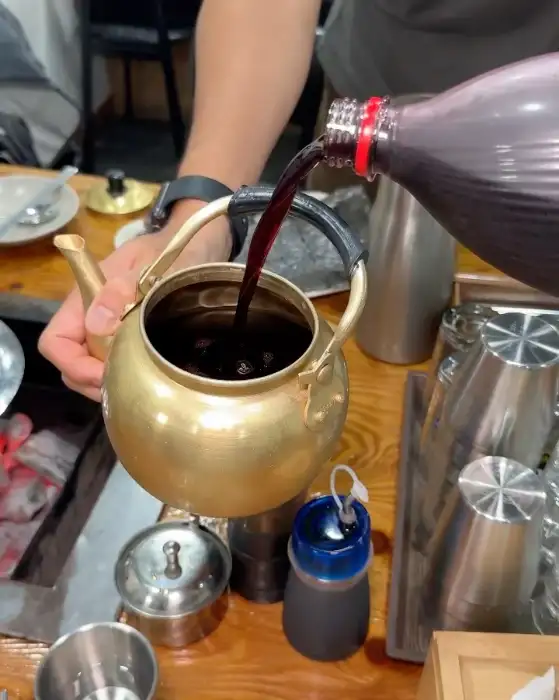 복분자주를 따르는 모습