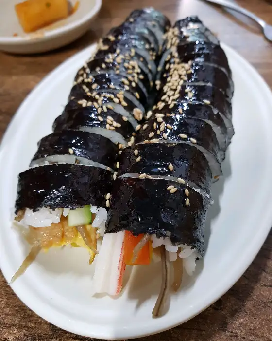 먹음직스러운 김밥 한 줄