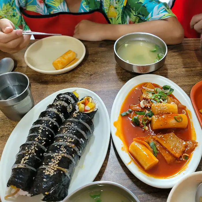 우짜, 김밥, 떡볶이 한 상차림