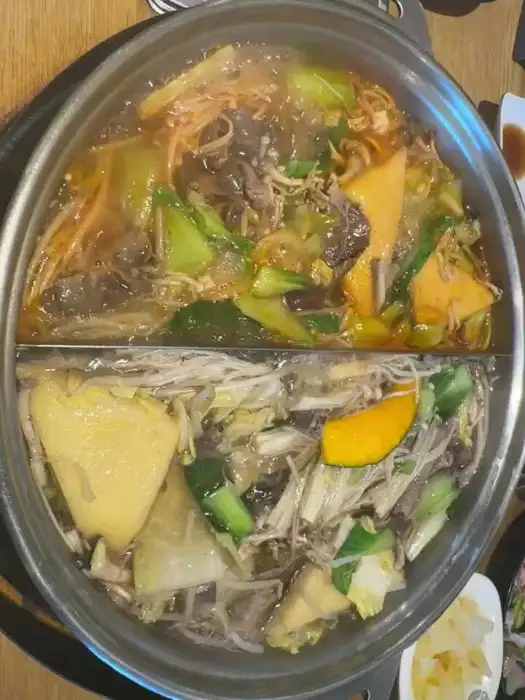 월남쌈 채소와 고기가 준비된 모습