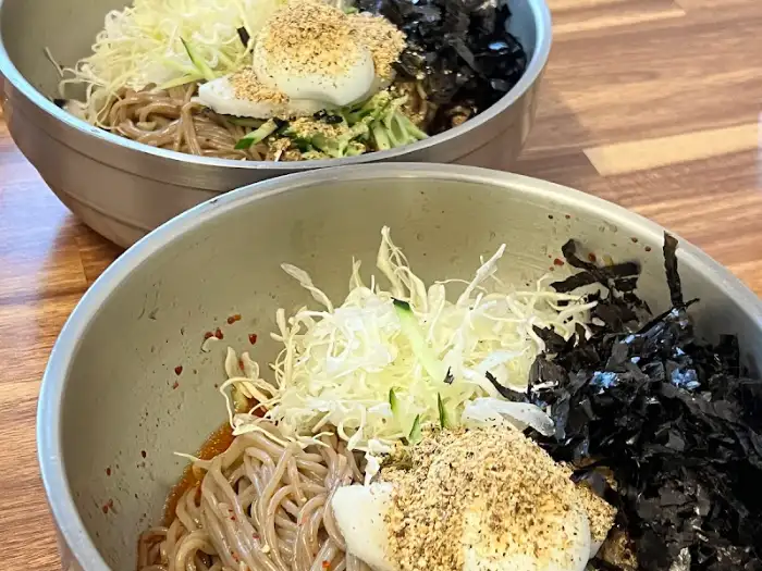 막국수 그릇 클로즈업