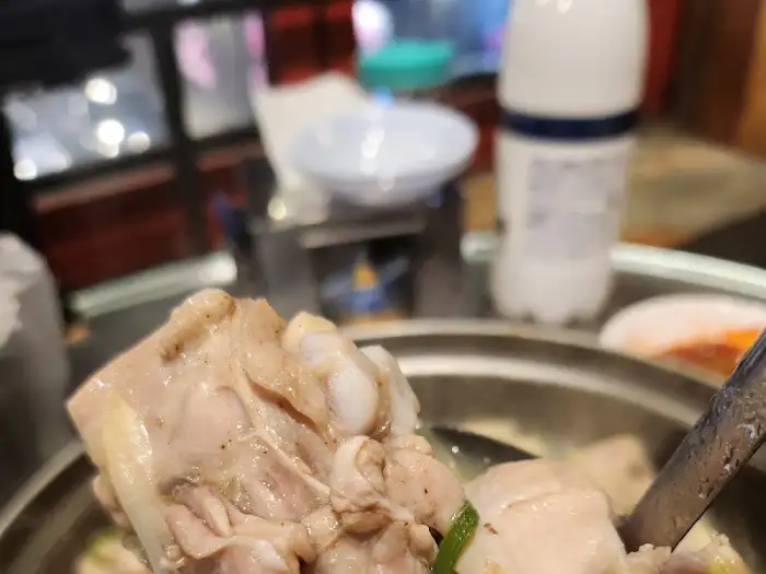 앞접시에 덜어낸 닭고기 조각과 국물