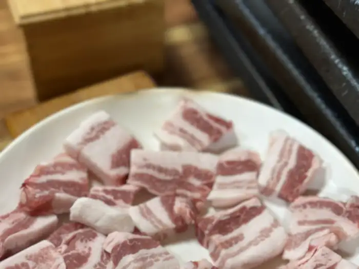 신선한 삼겹살 덩어리