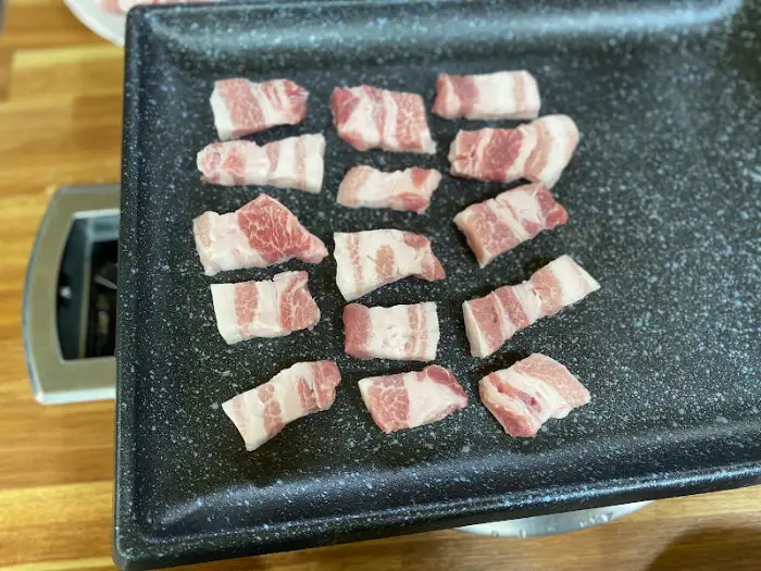 신사강 정육점 식당 테이블 세팅