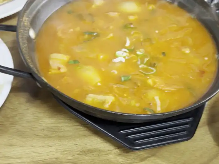 푸짐한 김치찌개