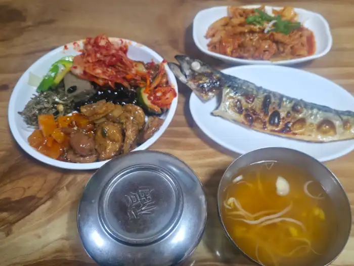 고등어구이와 여러 반찬