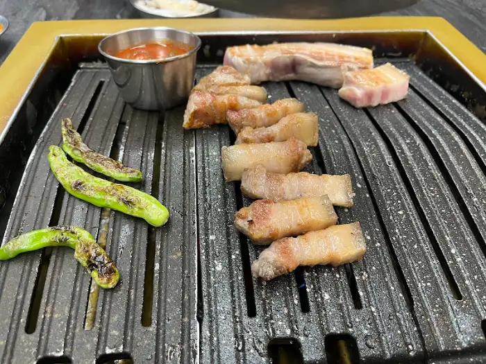 잘 익어가는 흑돼지 조각들