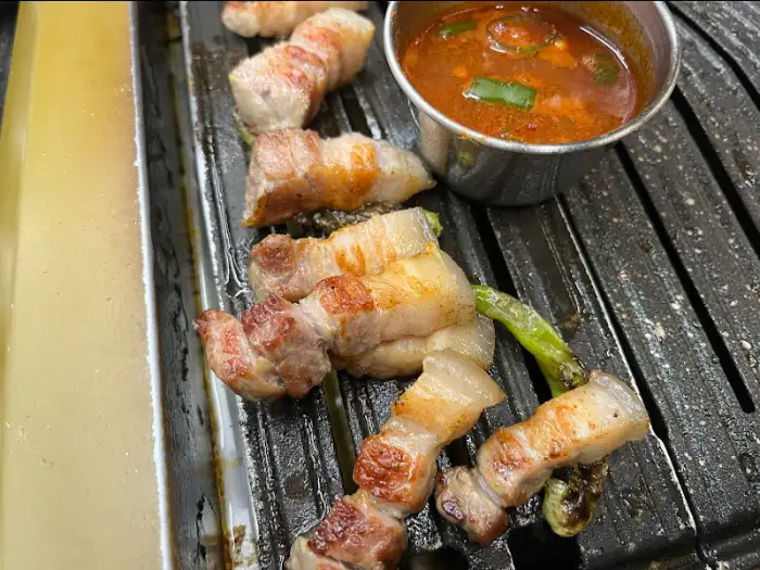 잘 구워진 흑돼지 조각과 쌈장