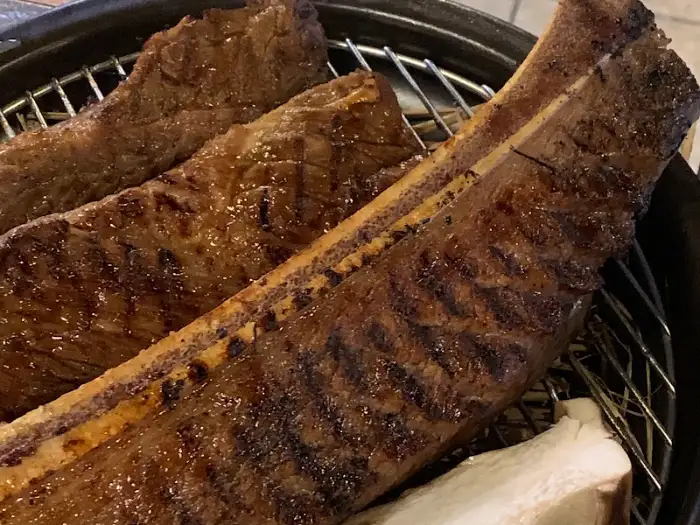 짚불향이 느껴지는 우대갈비 한 점