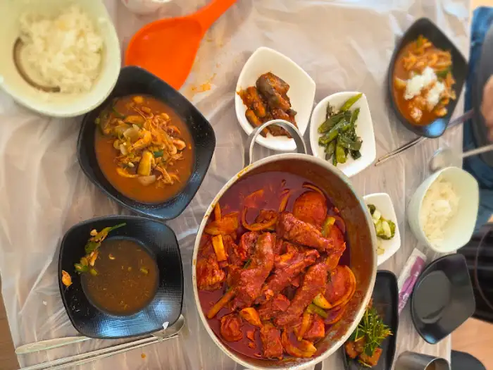닭볶음탕과 밥, 반찬이 함께 나온 상차림