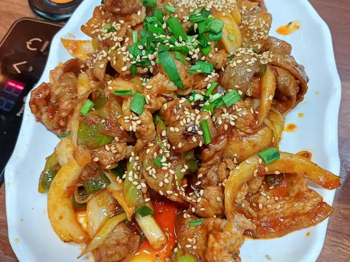 매콤달콤하게 볶아진 제육볶음