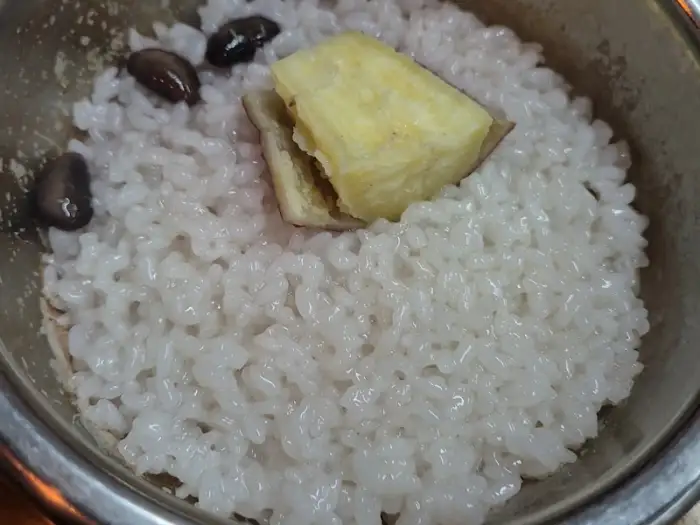 솥밥에 올려진 밤과 대추