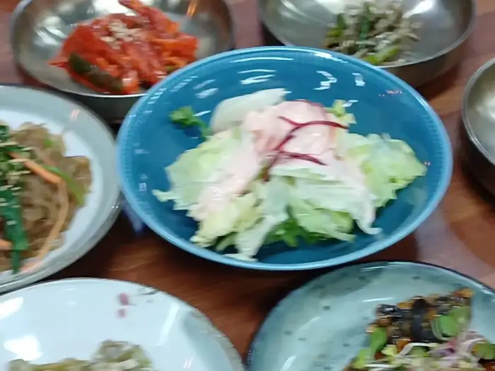 푸짐하게 담긴 샐러드