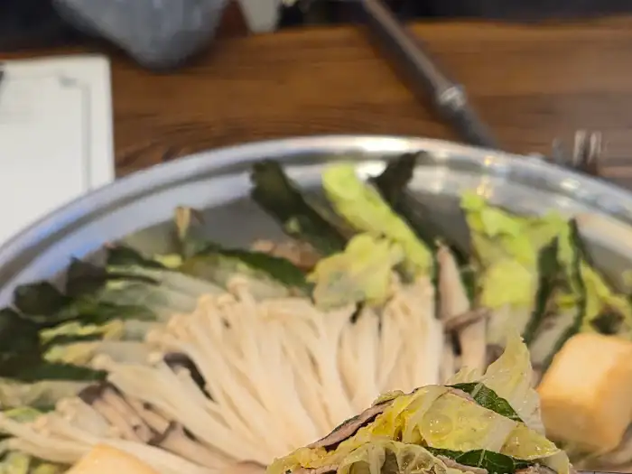 수작나베 나베 속 신선한 채소와 버섯