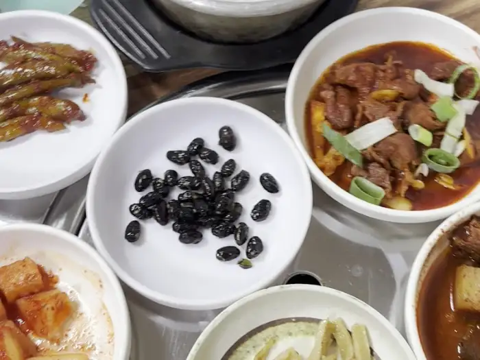 경동식당 제육볶음과 반찬들