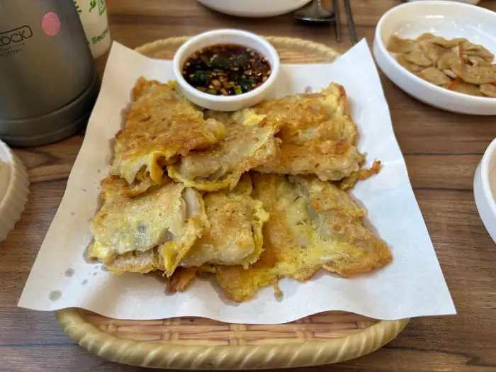 노릇하게 부쳐진 전 요리