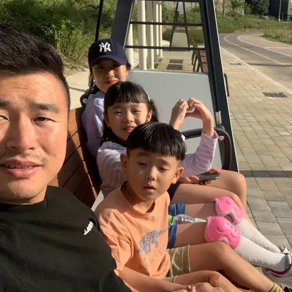 식사 후 즐거운 가족 모습