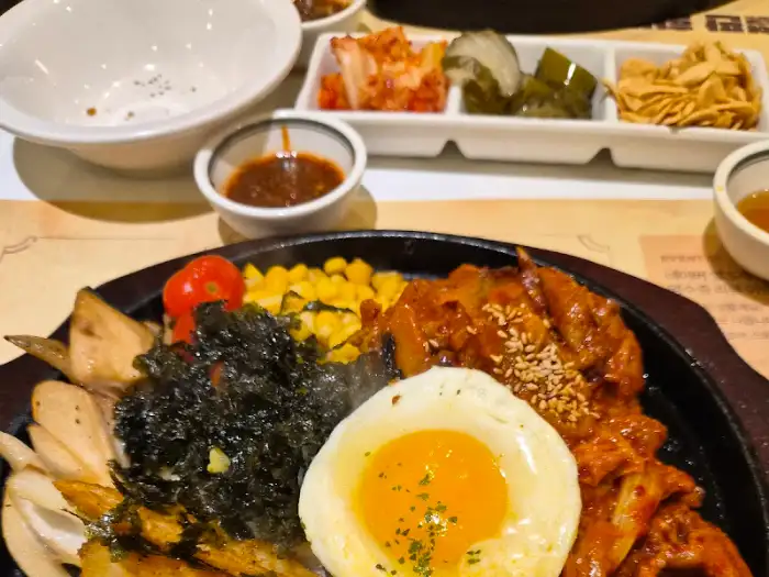 김치 제육 덮밥과 기본 반찬