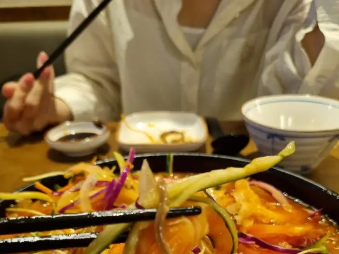 물회를 집어 올리는 모습