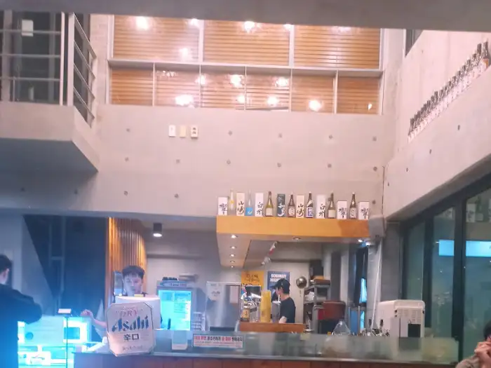 매장 내부 카운터와 바 모습