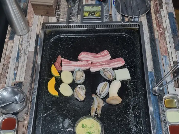 불판 위에 준비된 신선한 재료들