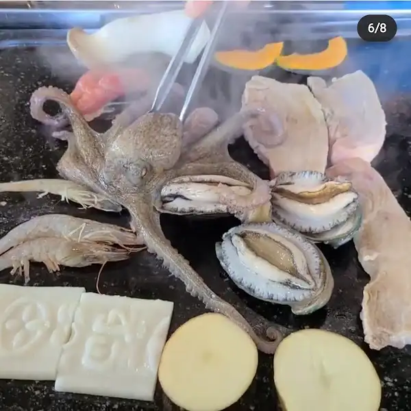 집게로 문어를 뒤집는 모습