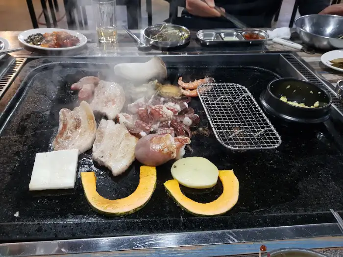 삼겹살과 해산물이 익어가는 불판