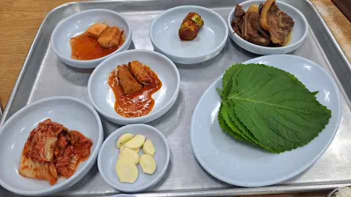 김치찌개와 밑반찬