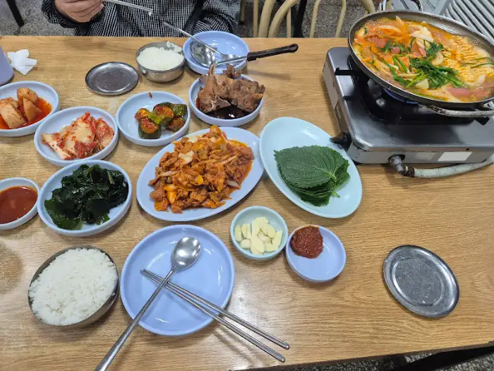 푸짐한 기사식당 한 상 차림