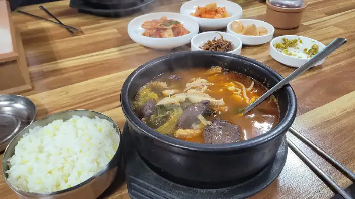 해물찜과 함께 나온 밥과 반찬