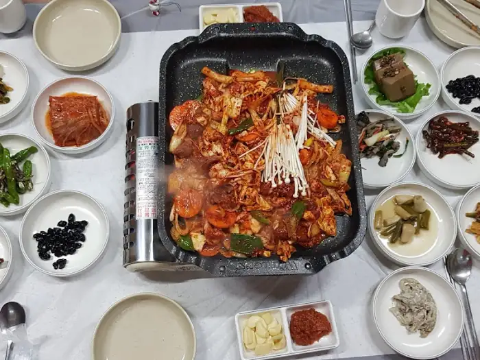 푸짐하게 차려진 오리 주물럭 한상차림