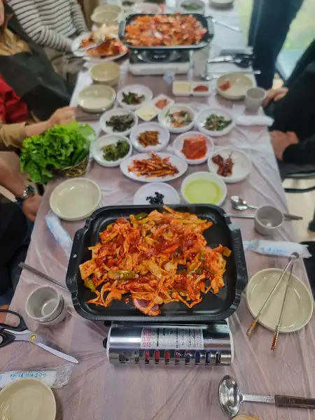 식탁 가득 채운 다양한 반찬들
