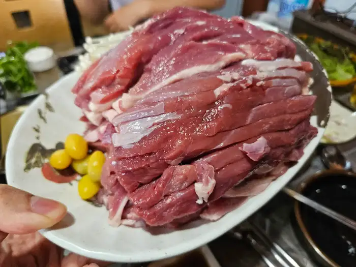 신선하고 두툼한 오리고기 덩어리들이 접시에 먹음직스럽게 담겨 있습니다.