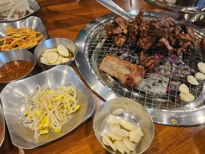 다양한 곁들임 반찬과 곁들여 먹을 수 있는 소스들