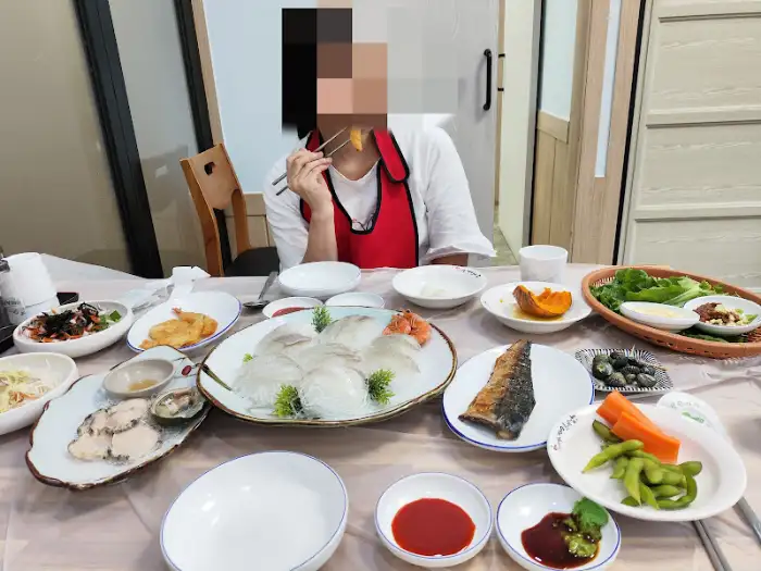 테이블에 차려진 푸짐한 식사 모습
