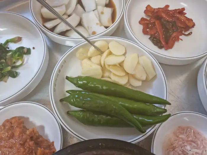 신선한 쌈 채소와 마늘, 고추