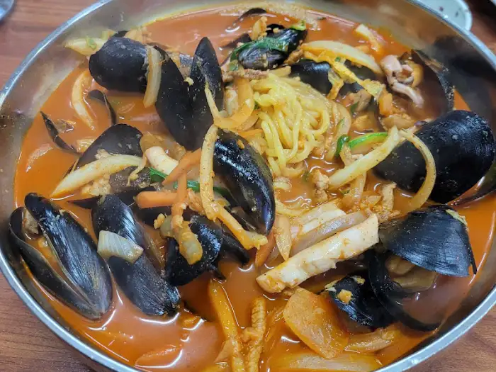 푸짐한 짬뽕, 거대한 그릇에 해산물이 가득 담겨 있다.