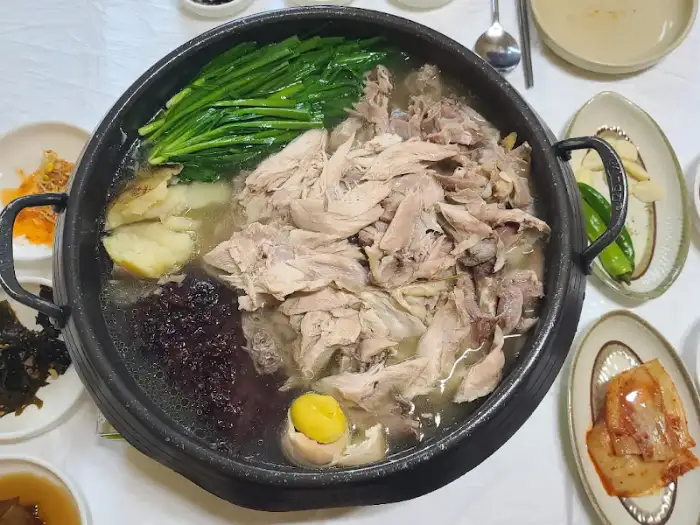 푸짐하게 담긴 오리백숙