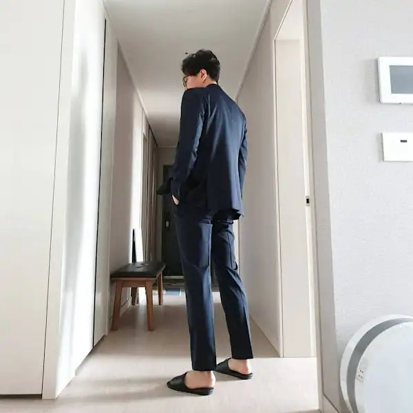 깔끔하게 정돈된 가게 내부 복도