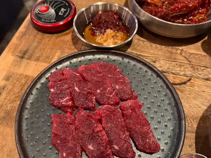 플레이팅된 소고기 부위와 곁들임 소스