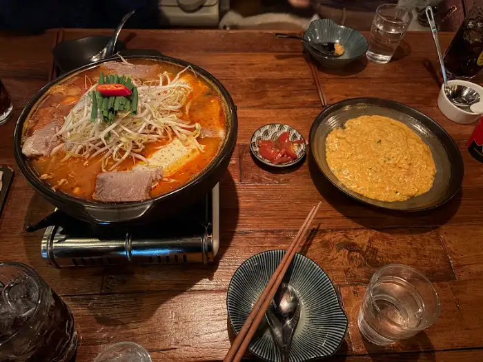 테이블에 차려진 푸짐한 음식들 모습